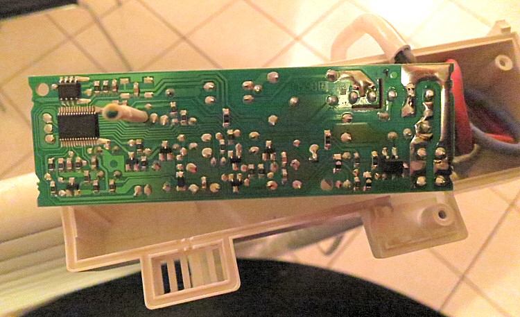 Vue de dessous du circuit imprimé du thermostat Timerprog Acova