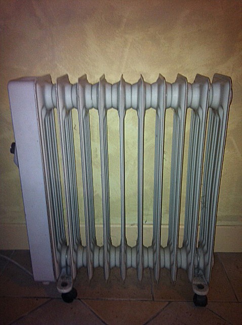 Radiateur bain d'huile à chauffage 600/900/1500w, radiateur électrique à 7  éléments fonction d'humidification, porte-serviette thermostat réglable  anti-surchauffe, pour 25 m² (noir) - Conforama