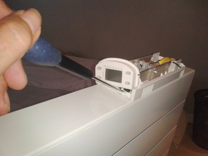 Démontage du thermostat d'un radiateur Pietra