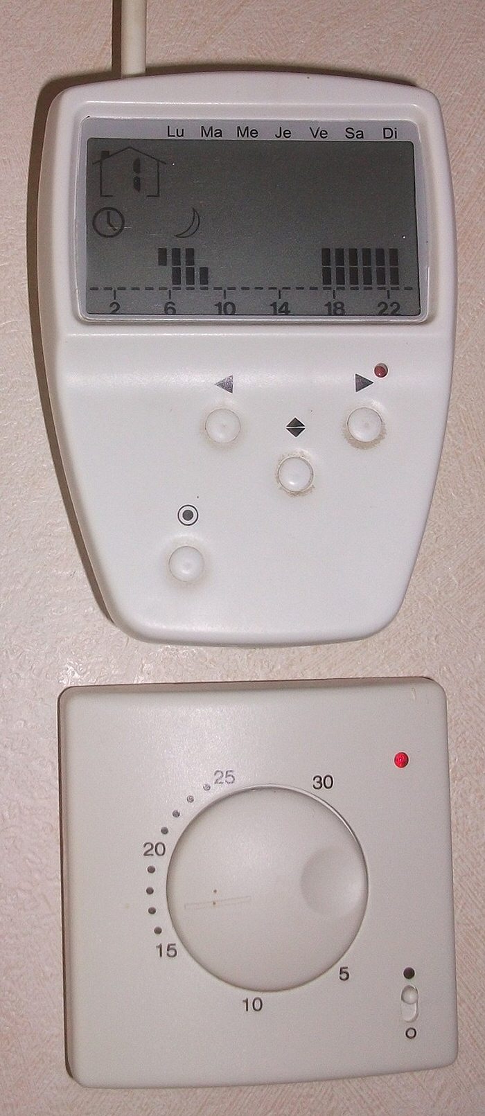 Programmateur Micrel relié à un thermostat d'ambiance NKE caleo