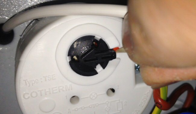 Réarmer le thermostat d'un chauffe-eau